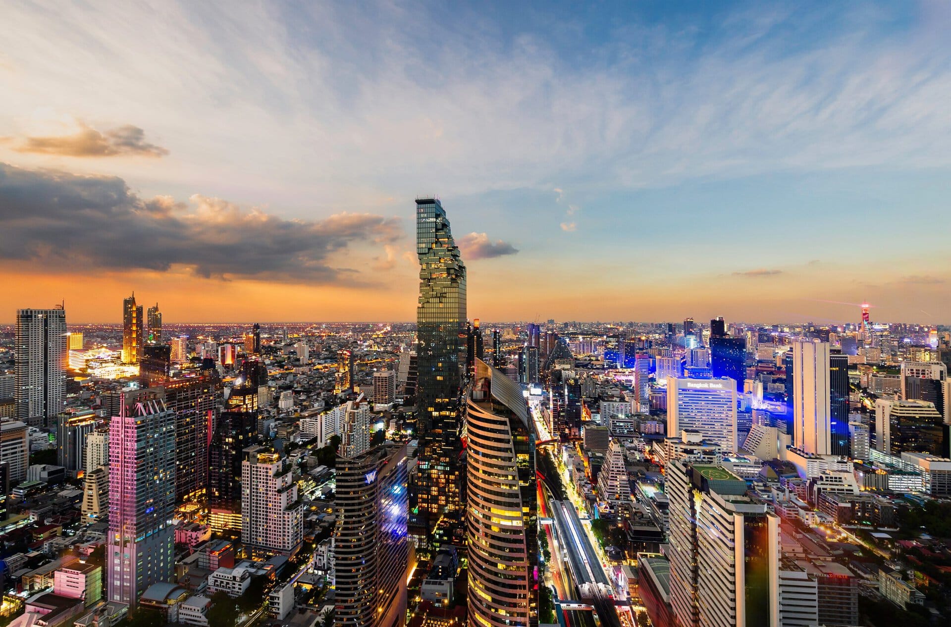 luxus-private-rundreise-reise-sunrise-rooftop-view-three-spear-road-to-city-office-buildings-gay-urlaub-thailand