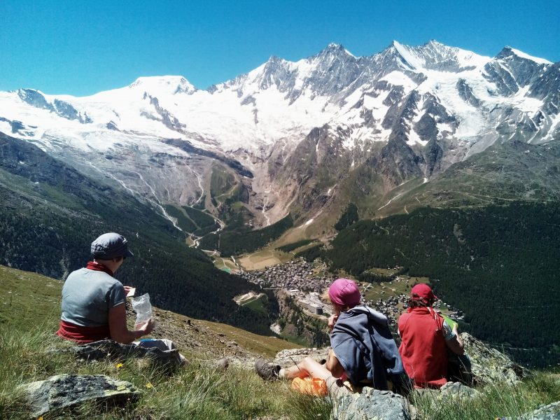 Wandergruppe lesbischer Frauen in den Schweizer Alpen