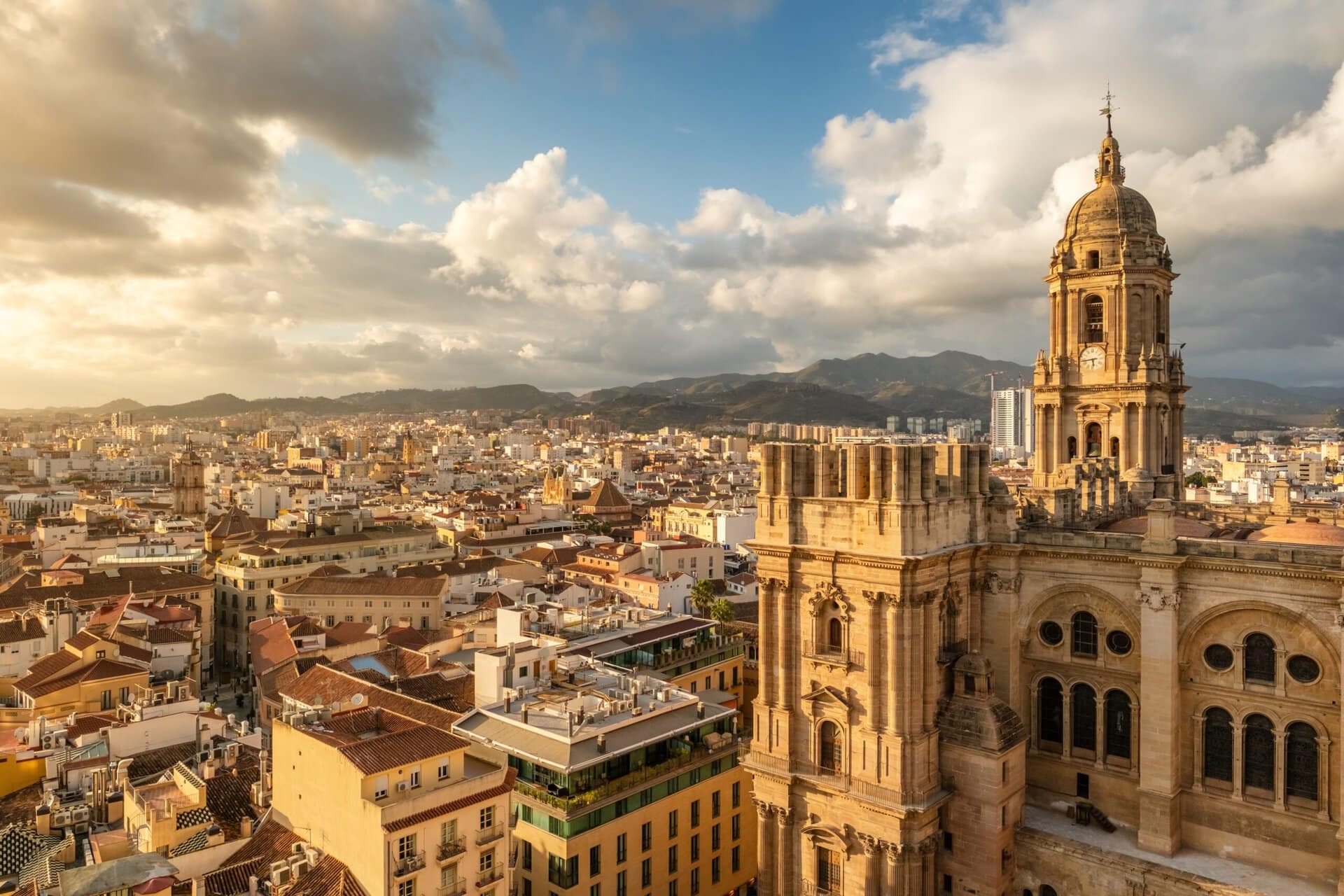 Málaga mit der Kathedrale bei Sonnenuntergang – Start der Gay Sea Cloud Cruise