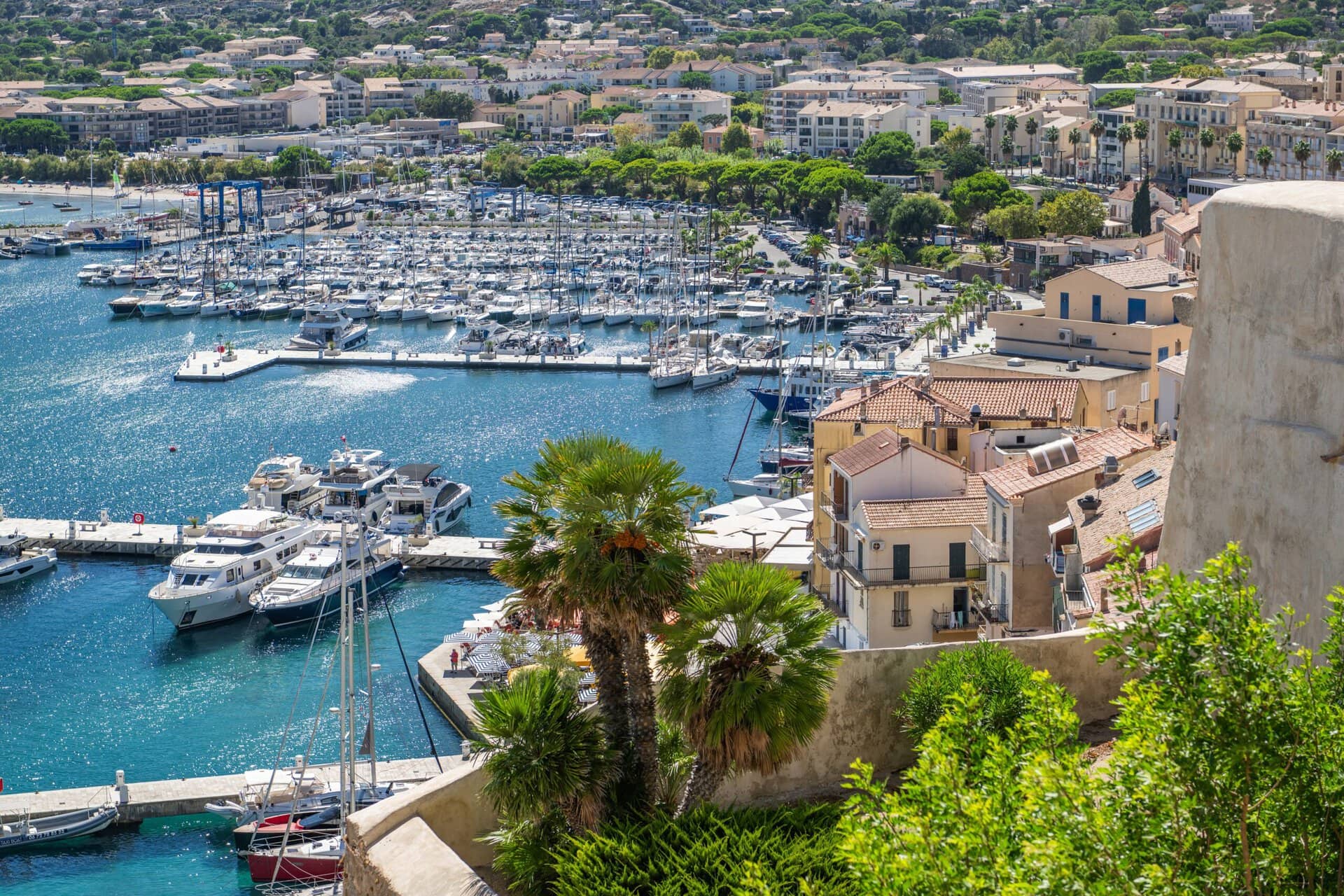 Blick auf den Yachthafen und die Küstenstadt Calvi auf Korsika während der Gay Sea Cloud Cruise