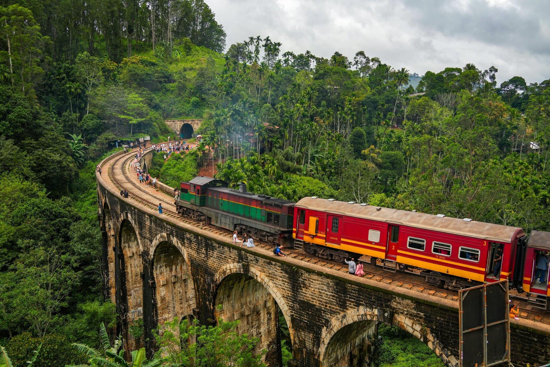 Die berühmte Nine Arches Bridge bei Ella in Sri Lanka, eine historische Eisenbahnbrücke mit neun Steinbögen inmitten üppiger grüner Landschaft