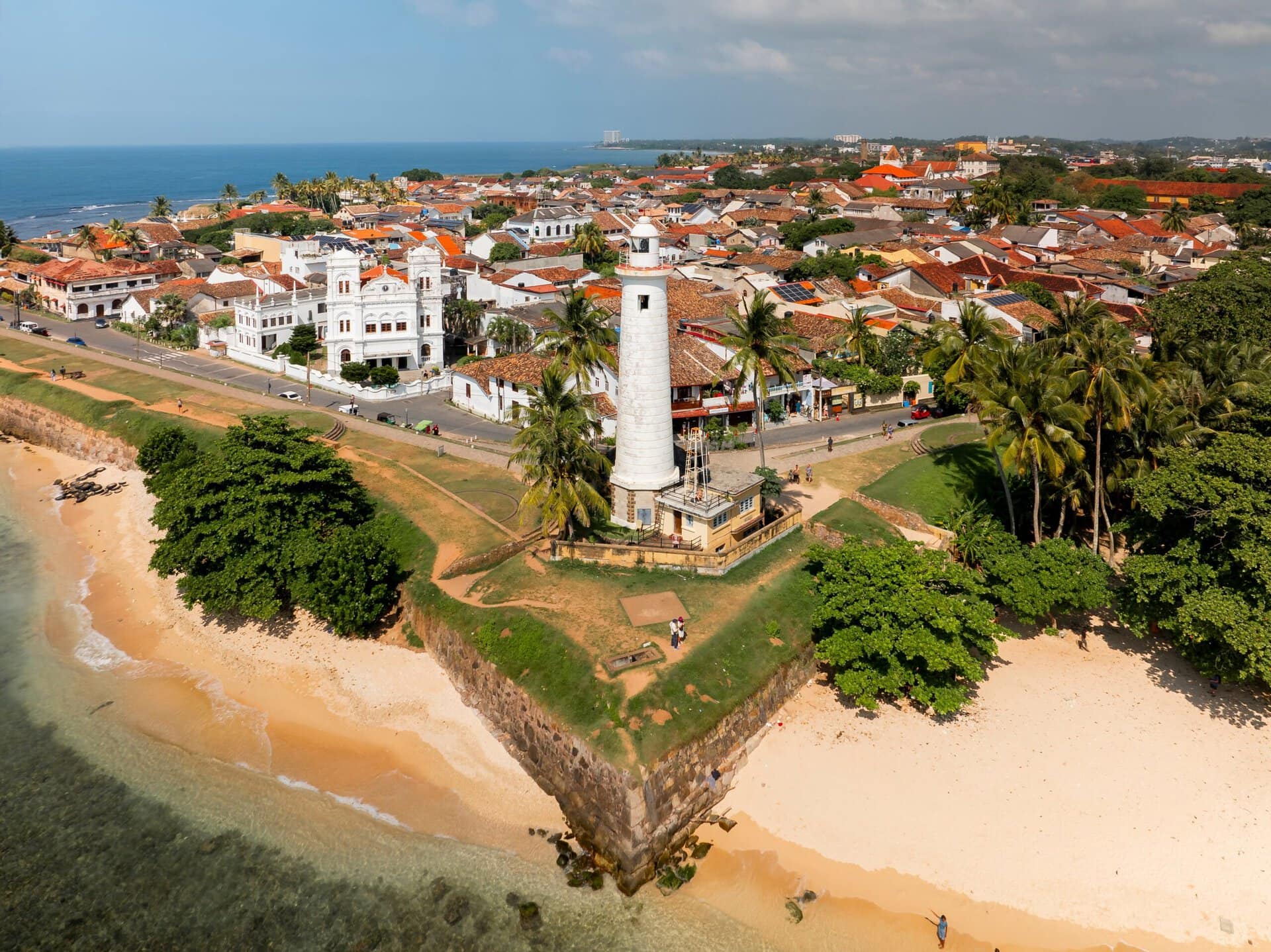 Luftaufnahme des historischen Galle Dutch Fort in Sri Lanka mit seinen mächtigen Festungsmauern und der Küste des Indischen Ozeans