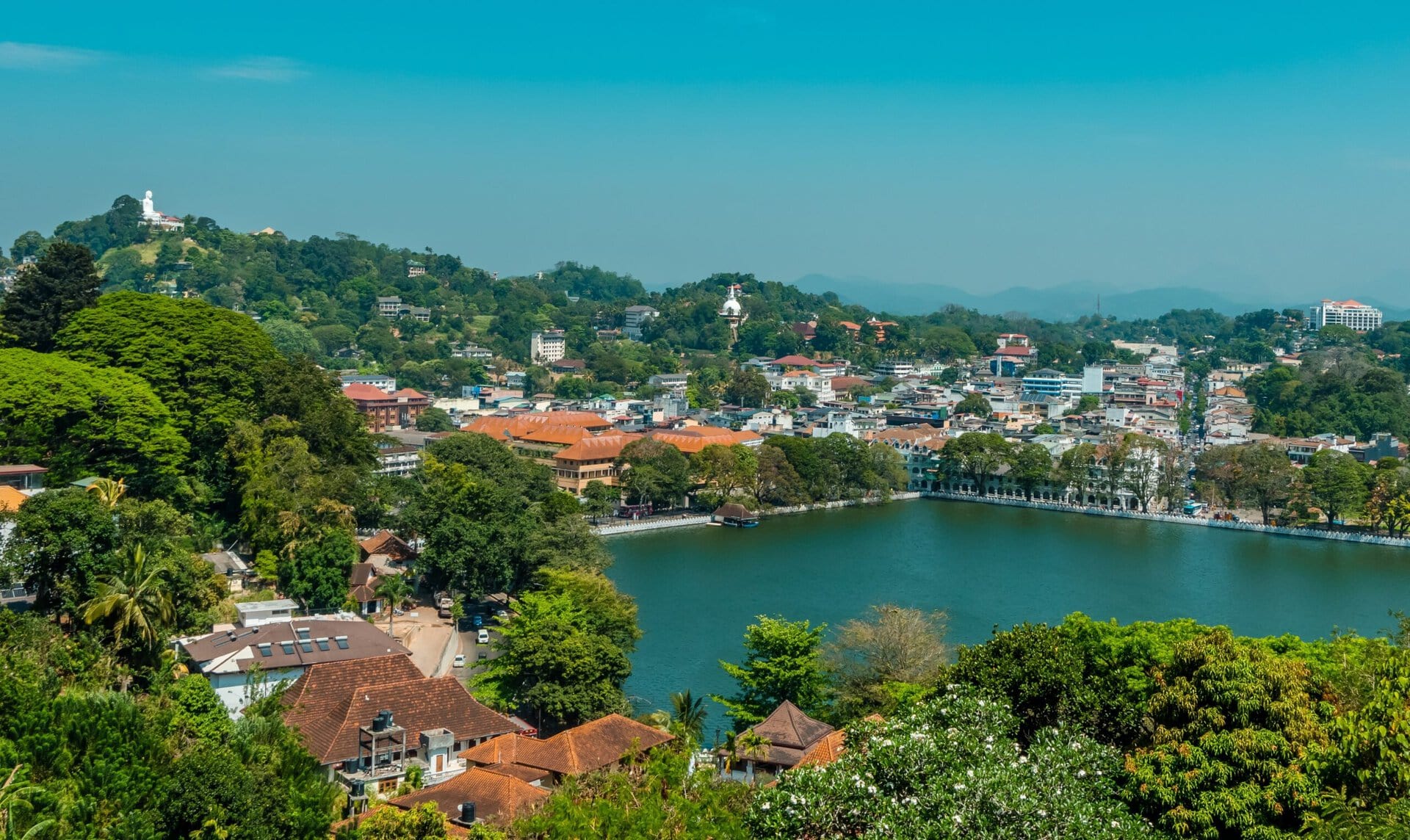 Panoramablick vom Aussichtspunkt Arthur’s Seat auf die Stadt Kandy in Sri Lanka mit ihren grünen Hügeln und der umliegenden Landschaft