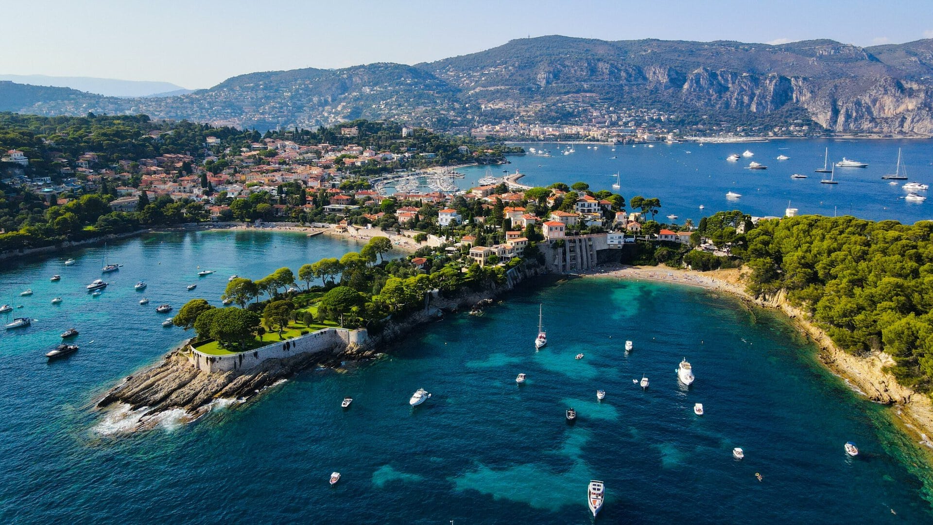 Luftaufnahme von Nizza und Saint-Jean-Cap-Ferrat an der Côte d’Azur – Ziel der Gay Sea Cloud Cruise in Frankreich