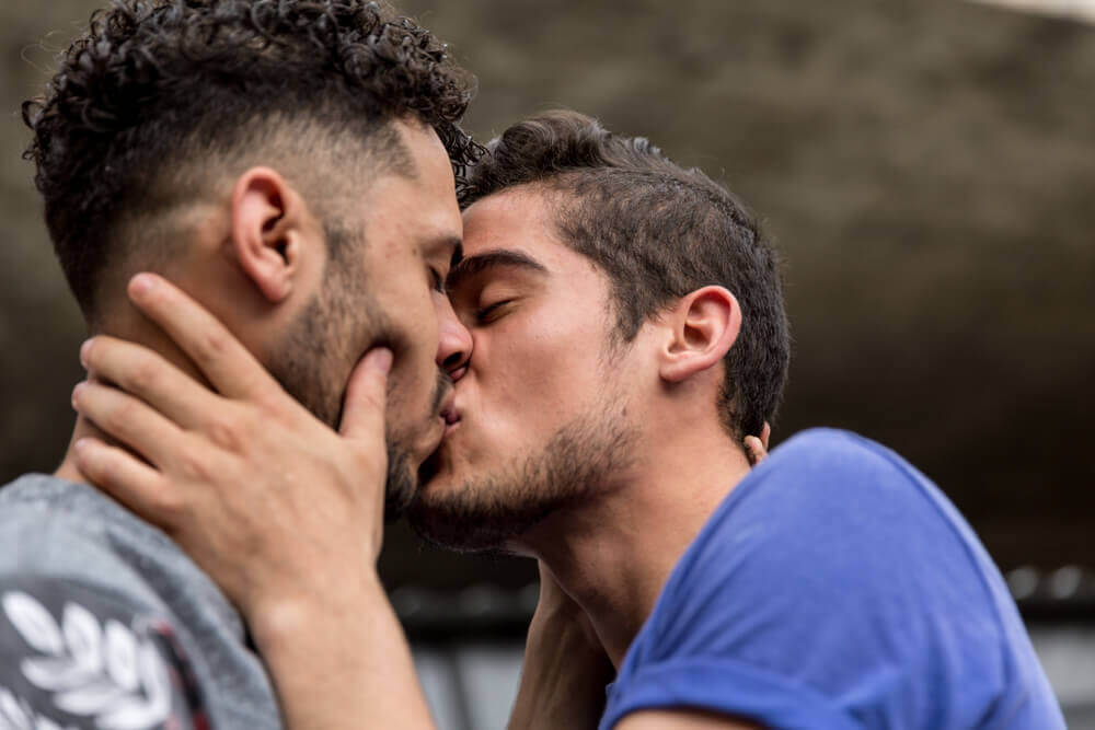maenner-gay-kuessen-israel-reise-fuer-gays-buchen-tel aviv-pride