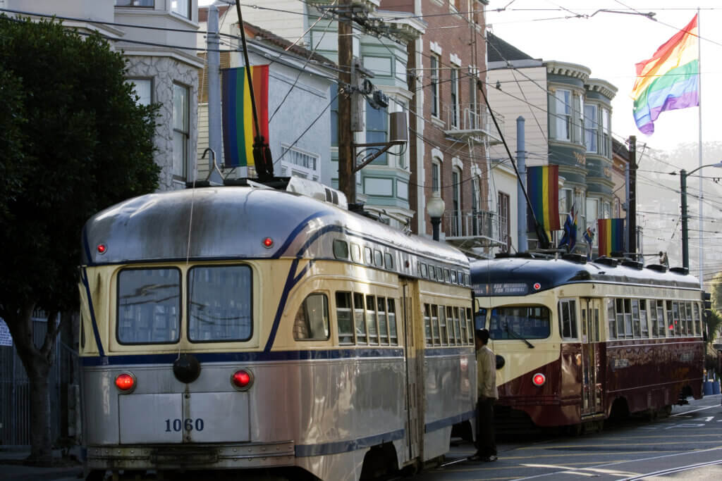 pride-historic-tram-san-francisco-rainbow-kalifornien-usa-gay-lgbtqia+